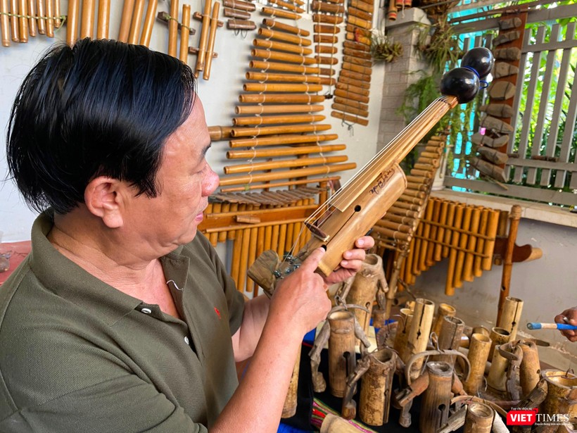 Tuổi ngoài sáu mươi, nhạc sĩ Nguyễn Trường đã dành phần lớn đời mình cho nhạc cụ dân gian. Tuổi ngoài sáu mươi, nhạc sĩ Nguyễn Trường đã dành phần lớn đời mình cho nhạc cụ dân gian.