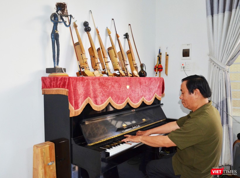 Chơi được nhiều loại nhạc cụ giúp NS Nguyễn Trường so sánh được đâu là điểm yếu-mạnh của từng cây đàn trên sân khấu Chơi được nhiều loại nhạc cụ giúp NS Nguyễn Trường so sánh được đâu là điểm yếu-mạnh của từng cây đàn trên sân khấu