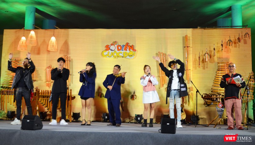 Chỉ 1 cây VioKram đã đủ đệm sôi động cho cả nhóm ca sĩ trẻ Chỉ 1 cây VioKram đã đủ đệm sôi động cho cả nhóm ca sĩ trẻ