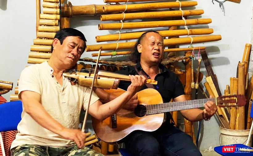 VioKram Nguyễn Trường phiêu với ghita ca sĩ Y Moan Hmok VioKram Nguyễn Trường phiêu với ghita ca sĩ Y Moan Hmok