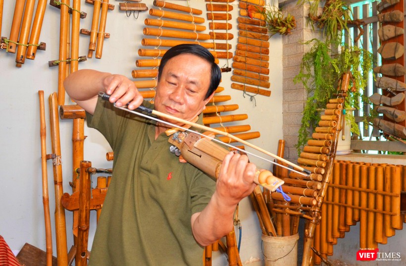 Nhạc sĩ Nguyễn Trường trình diễn VioKram