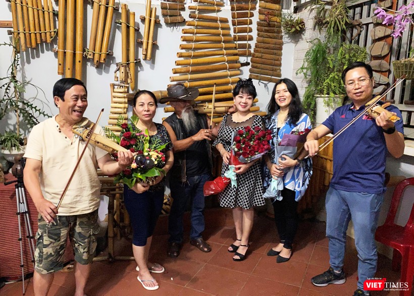 VioKram góc sân nhà, niềm vui 8/3 cho vợ và bạn bè nhạc sĩ VioKram góc sân nhà, niềm vui 8/3 cho vợ và bạn bè nhạc sĩ