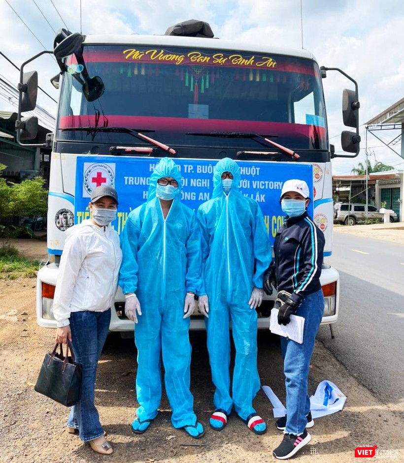 Các bác tài cẩn thận mặc trang phục phòng dịch Các bác tài cẩn thận mặc trang phục phòng dịch