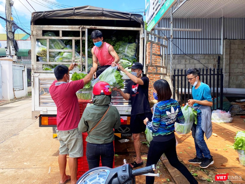 Nam sinh tích cực tham gia đội ngũ bốc vác Nam sinh tích cực tham gia đội ngũ bốc vác