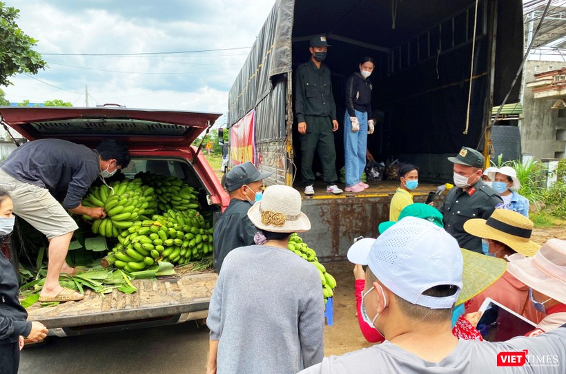 Dân có rau quả gì cũng chở đến ủng hộ Dân có rau quả gì cũng chở đến ủng hộ