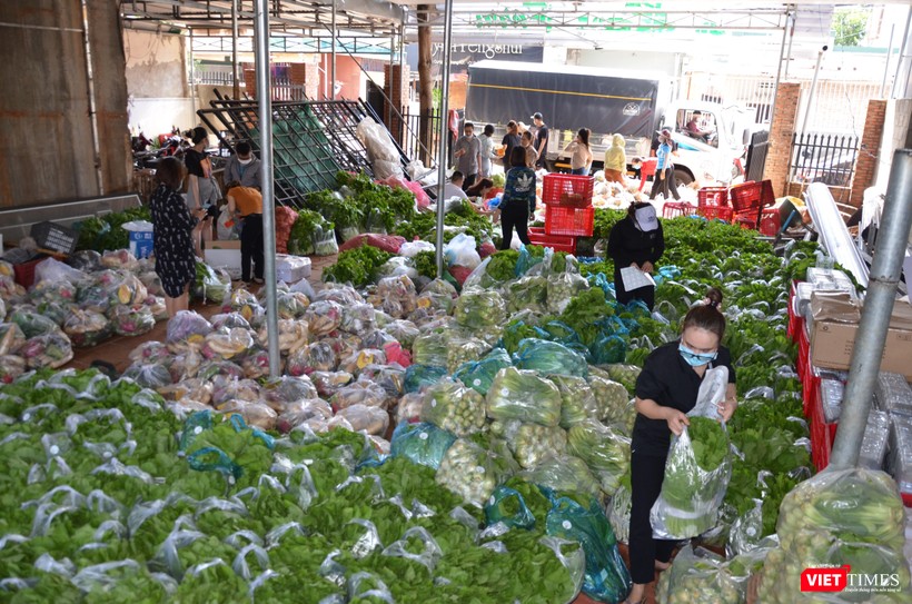 Thường xuyên có nhiều tình nguyện viên phân loại, đóng gói, chuyển hàng Thường xuyên có nhiều tình nguyện viên phân loại, đóng gói, chuyển hàng