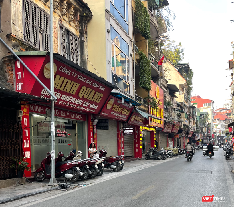 Phố Hà Trung (Hà Nội) cũng rất vắng khách, thậm chí nhiều nhiều tiệm vàng còn đóng cửa Phố Hà Trung (Hà Nội) cũng rất vắng khách, thậm chí nhiều nhiều tiệm vàng còn đóng cửa