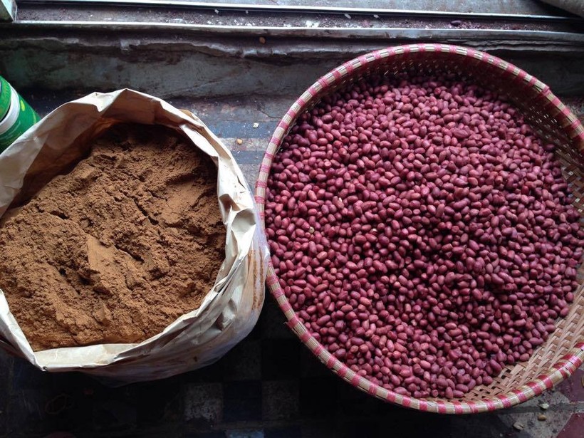 Lạc vừa ngâm ủ đủ vị chuẩn bị đem rang