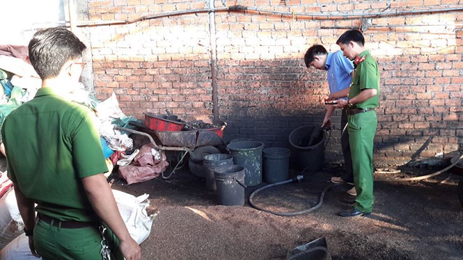 Khởi tố, tạm giữ khẩn cấp 6 đối tượng trong vụ cà phê nhuộm pin ảnh 2 Khởi tố, tạm giữ khẩn cấp 6 đối tượng trong vụ cà phê nhuộm pin ảnh 2