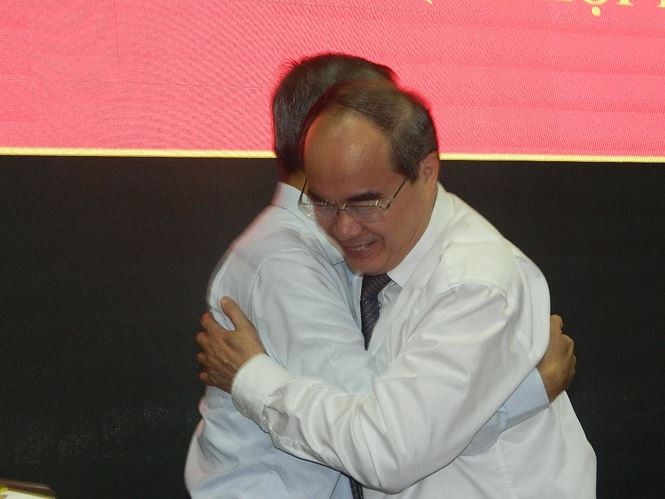 Bí thư Thành ủy TPHCM Nguyễn Thiện Nhân và ông Lê Văn Khoa trong khoảnh khắc HĐND TPHCM biểu quyết miễn nhiệm