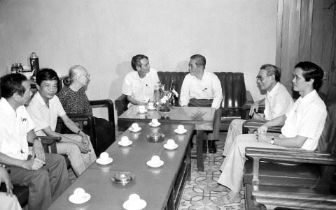 Đồng chí Nguyễn Văn Linh với các nhà báo lão thành