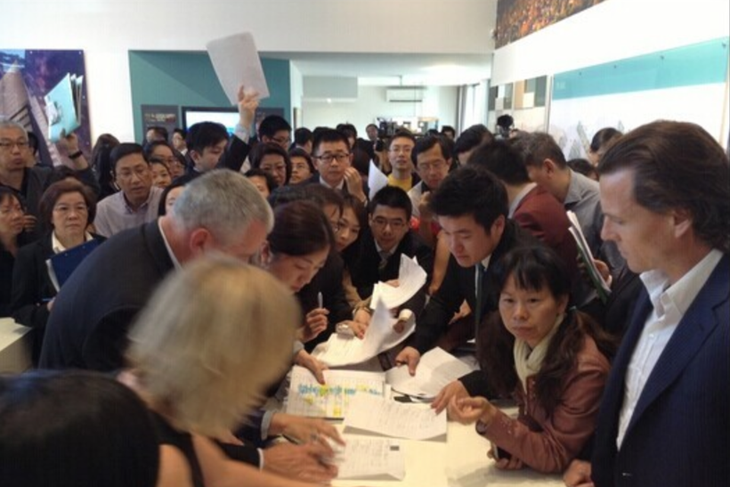 Cảnh người Trung Quốc đăng ký mua nhà tại một cuộc bán đấu giá nhà ở Australia.