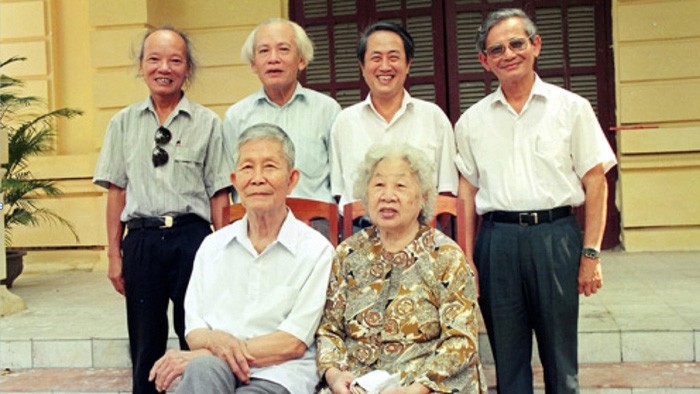 "Tứ trụ” sử học Việt Nam đương đại (từ trái qua) giáo sư Trần Quốc Vượng, giáo sư Đinh Xuân Lâm, giáo sư Hà Văn Tấn và GS Phan Huy Lê cùng ông bà giáo sư Trần Văn Giàu - Ảnh chụp năm 1996