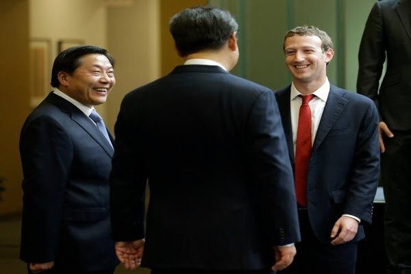 Mark Zuckerberg gặp ông Tập Cận Bình và Lỗ Vĩ (trái)