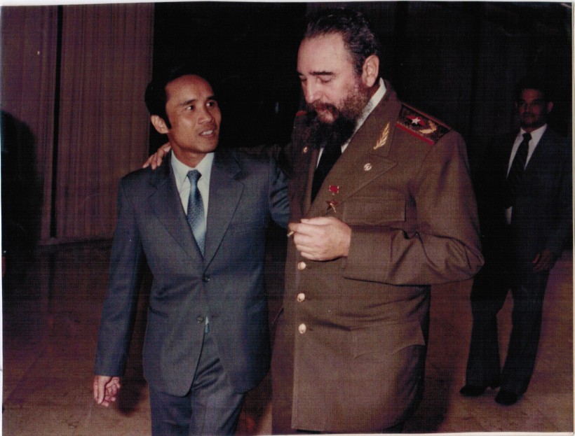 Lãnh tụ Fidel và ông Nguyễn Đình Bin (Ảnh TTXVN)