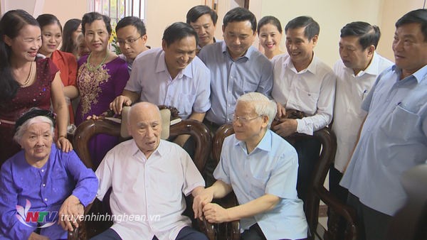 Tổng Bí thư Nguyễn Phú Trọng đã kinh qua nhiều chức vụ cao nhất của Nhà nước, của Đảng nhưng từ việc lớn cho đến việc nhỏ, trong dân gian chưa có lời đồn, giai thoại nào về sự lợi dụng quyền hạn của ông để mưu lợi cho mình, cho người thân.