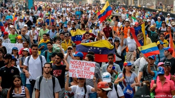 Người dân Venezuela xuống đường biểu tình tại thủ đô Caracas