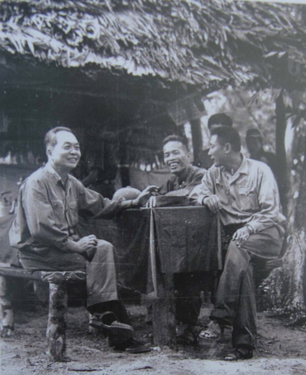 Đại tướng Võ Nguyên Giáp cùng Tư lệnh Binh đoàn Trường Sơn Đồng Sỹ Nguyên đến thăm bộ đội Trường Sơn. Ảnh tư liệu Đại tướng Võ Nguyên Giáp cùng Tư lệnh Binh đoàn Trường Sơn Đồng Sỹ Nguyên đến thăm bộ đội Trường Sơn. Ảnh tư liệu