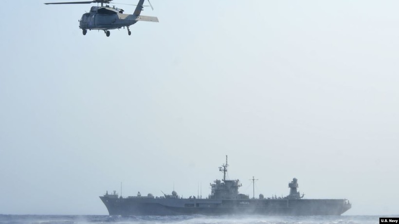 Một chiếc trực thăng MH-60S Sea Hawk thuộc Phi đội Hải chiến 12 lượn trên Tàu USS Blue Ridge của Hạm Đội 7 của Mỹ. Ảnh chụp ngày 19/4/2019 (U.S. Navy photo by Mass Communication Specialist 3rd Class Mar'Queon A. D. Tramble). Ảnh: Tư liệu.