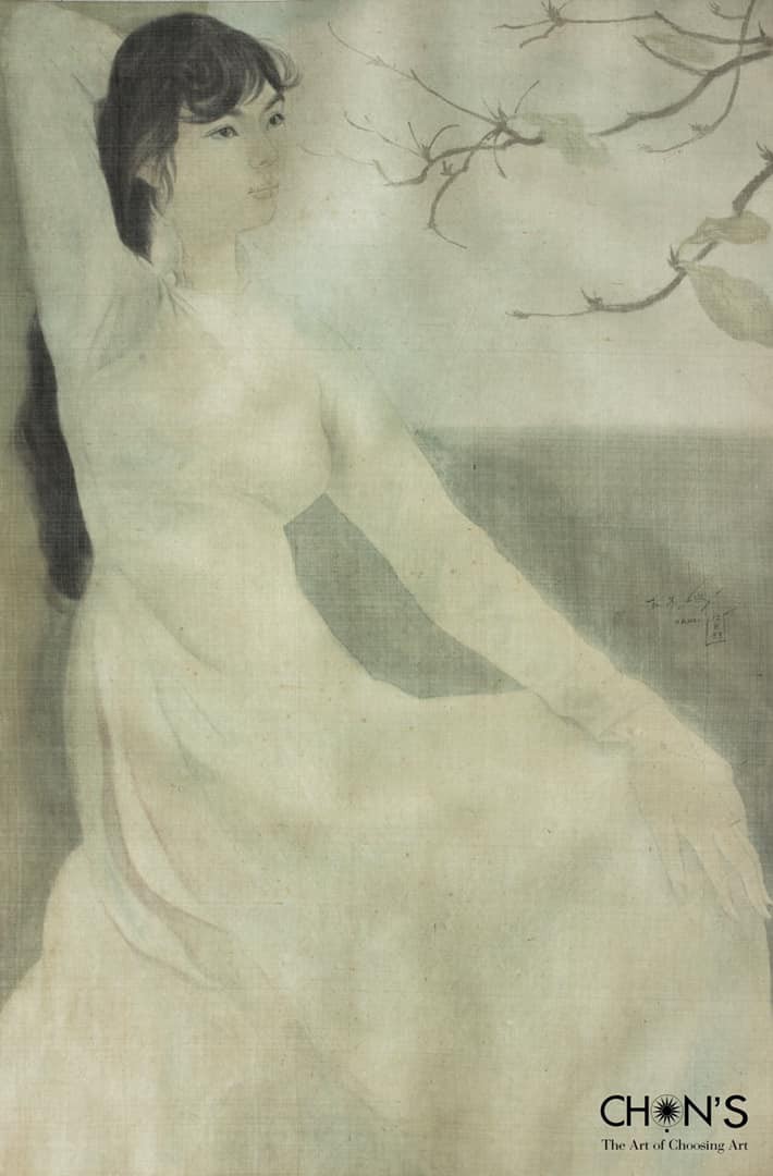 Tác phẩm: "Rêverie" (Thiếu nữ mộng mơ). Họa sĩ: Trần Đông Lương. Chất liệu: Màu nước trên lụa. Kích thước: 77 x 51 cm. Ký: "tr.dg.Luong HANOI 12883" - giữa phải Tác phẩm: "Rêverie" (Thiếu nữ mộng mơ). Họa sĩ: Trần Đông Lương. Chất liệu: Màu nước trên lụa. Kích thước: 77 x 51 cm. Ký: "tr.dg.Luong HANOI 12883" - giữa phải