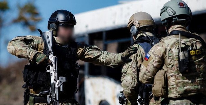 ... và trong những khu vực đông người.