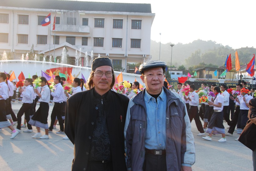 Tác giả với nhà thơ Nguyễn Đức Mậu (bìa phải), cựu binh quân tình nguyện Việt Nam. Tác giả với nhà thơ Nguyễn Đức Mậu (bìa phải), cựu binh quân tình nguyện Việt Nam.