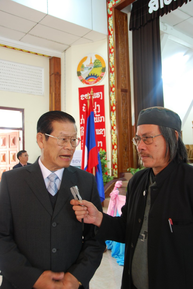 Tác giả với Phó thủ tướng Lào Somsavat Lengsavat. Sầm Nưa năm 2008 Tác giả với Phó thủ tướng Lào Somsavat Lengsavat. Sầm Nưa năm 2008