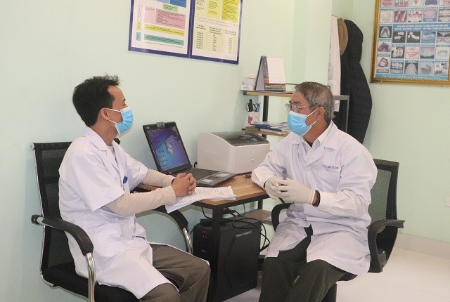 Chỉ ở quận Bắc Từ Liêm đã có 280 y tá và bác sĩ đã nghỉ hưu, cùng 600 sinh viên tình nguyện của ĐH Y tế công cộng tham gia chống dịch.