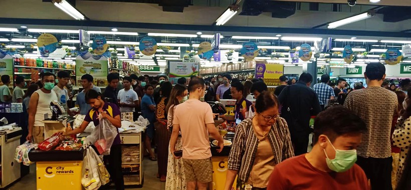 Nguoi dan Yangon do xo di mua sam sau khi Myanmar thong bao 02 ca nhiem SARS-CoV-2 dau tien (Kit Thit Media, Facebook Mingalapar).