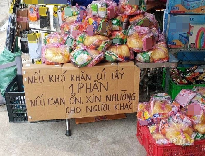 Hình ảnh “nhường cơm sẻ áo”, “lá lành đùm lá rách” giữa mùa đại dịch. Hình ảnh “nhường cơm sẻ áo”, “lá lành đùm lá rách” giữa mùa đại dịch.