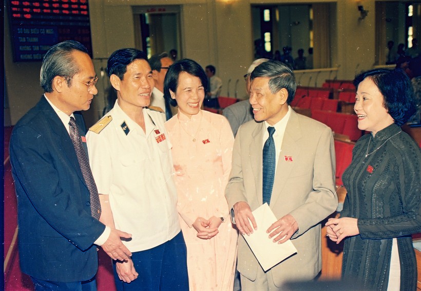 "Bác đã dạy là phải có tình đồng chí thương yêu lẫn nhau. Khó, dễ là chỗ ấy. Và sự được mất cũng là chỗ ấy" - nguyên TBT Lê Khả Phiêu. "Bác đã dạy là phải có tình đồng chí thương yêu lẫn nhau. Khó, dễ là chỗ ấy. Và sự được mất cũng là chỗ ấy" - nguyên TBT Lê Khả Phiêu.