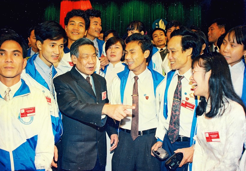 "Dễ trăm lần không dân cũng chịu, khó vạn lần dân liệu cũng xong". "Dễ trăm lần không dân cũng chịu, khó vạn lần dân liệu cũng xong".