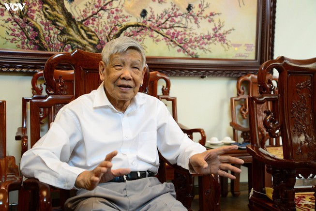 "Khi thay đổi môi trường do yêu cầu công tác hoặc đến tuổi nghỉ hưu họ bị “xốc’’! Với mình, việc đầu tiên, cái “lãi’’ đầu tiên cảm nhận được là thanh thản giữa những người thân, anh em bạn bè , đồng chí, làm những công viêc trước đây do điều kiện công tác mà mình chưa có điều kiện làm hoặc đang làm dở, viết hoặc đọc thêm cái gì đó" - ông Lê Khả Phiêu. "Khi thay đổi môi trường do yêu cầu công tác hoặc đến tuổi nghỉ hưu họ bị “xốc’’! Với mình, việc đầu tiên, cái “lãi’’ đầu tiên cảm nhận được là thanh thản giữa những người thân, anh em bạn bè , đồng chí, làm những công viêc trước đây do điều kiện công tác mà mình chưa có điều kiện làm hoặc đang làm dở, viết hoặc đọc thêm cái gì đó" - ông Lê Khả Phiêu.