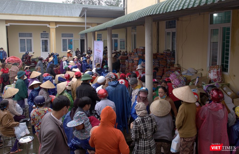 Đồng bào nhộn nhịp tham gia gian hàng nhân đạo 0 đồng.