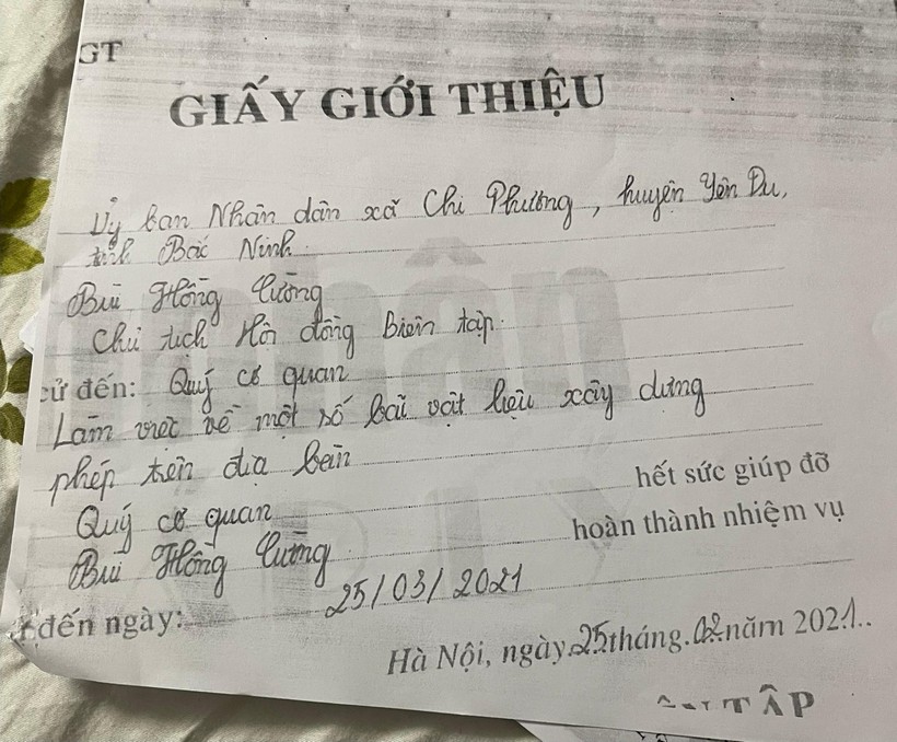 Giấy giới thiệu Chủ tịch Hội đồng biên tập đi điều tra về bãi vật liệu xây dựng.