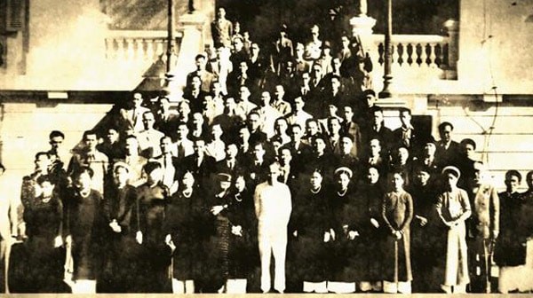 01 Chủ tịch Hồ Chí Minh gặp gỡ giới công - thương Hà Nội trong “Tuần lễ Vàng” ngày 1891945 tại Bắc Bộ phủ..jpg