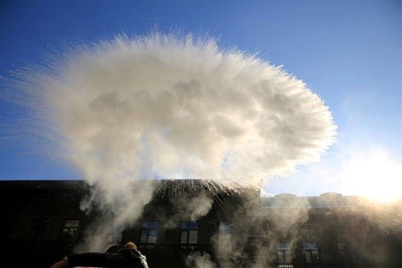 Nước sôi vừa hắt ra đã hóa băng trong cái rét kỷ lục ở Trung Quốc ảnh 8