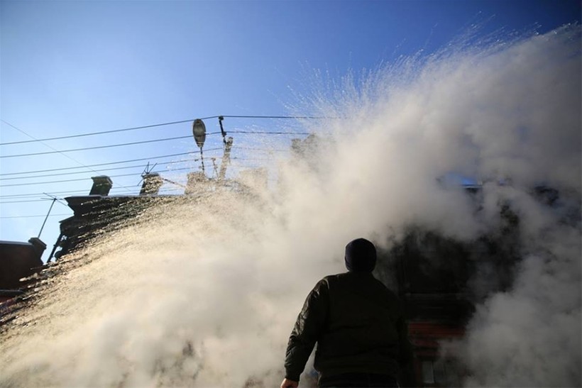 Nước sôi vừa hắt ra đã hóa băng trong cái rét kỷ lục ở Trung Quốc ảnh 3