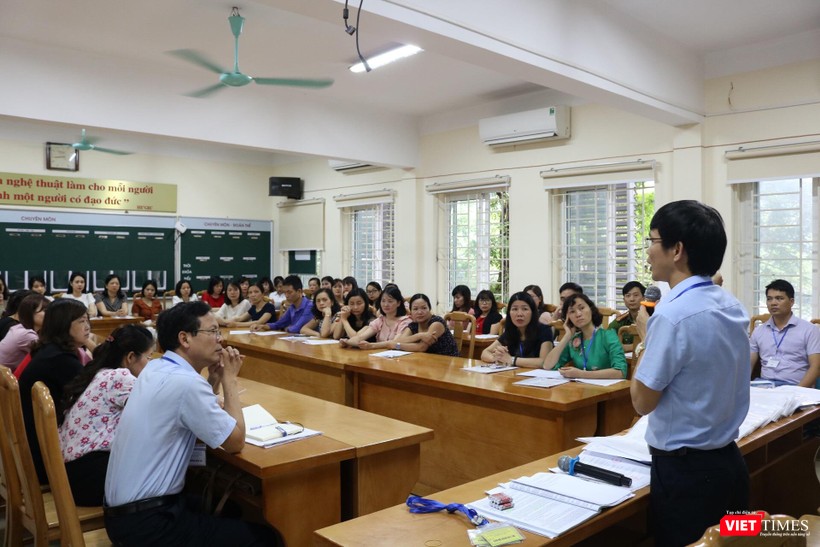 Họp cán bộ làm công tác coi thi tại điểm thi THCS Dịch Vọng (Cầu Giấy). Ảnh: Minh Thúy