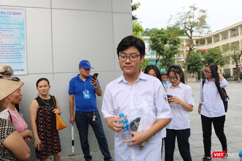 Học sinh ra vê sau khi thi xong môn ngữ văn. Ảnh: Minh Thúy