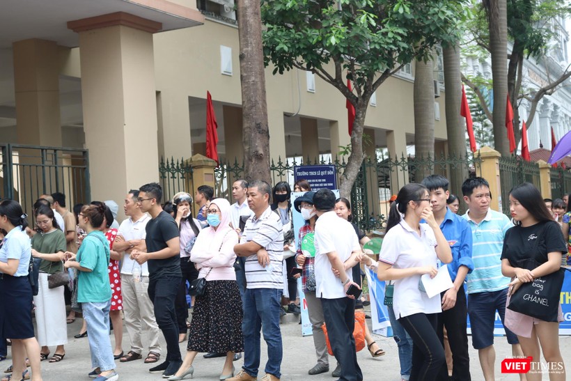 Phụ huynh chờ đợi con thi xong. Ảnh: Minh Thúy