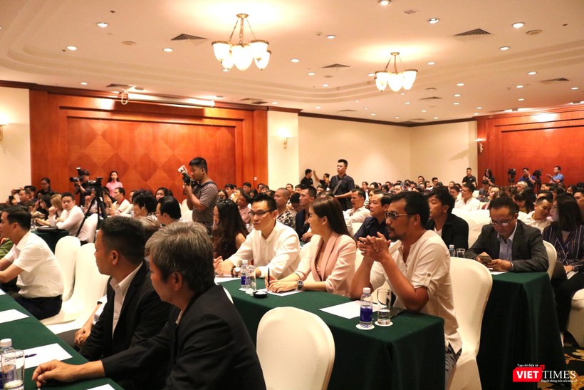 Quang cảnh lễ ra mắt phim "Bão ngầm"