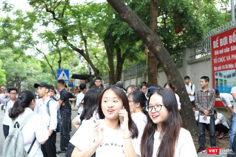 Thí sinh vui vẻ trò chuyện cùng bạn bè. Ảnh: Minh Thúy Thí sinh vui vẻ trò chuyện cùng bạn bè. Ảnh: Minh Thúy