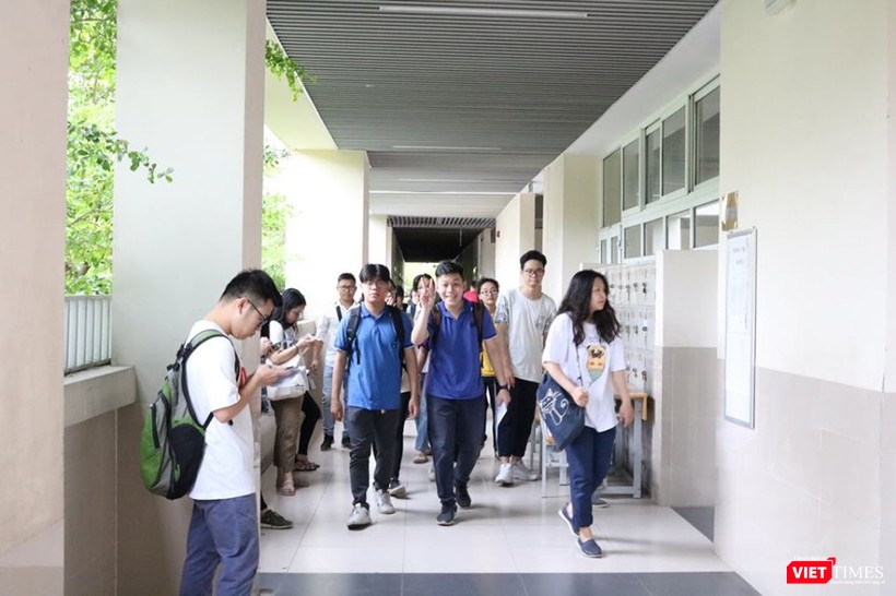 Thí sinh khá thoải mái khi bước vào phòng thi. Ảnh: Minh Thúy Thí sinh khá thoải mái khi bước vào phòng thi. Ảnh: Minh Thúy