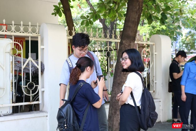 Thí sinh tươi cười rạng rỡ khi thi xong. Ảnh: Minh Thúy