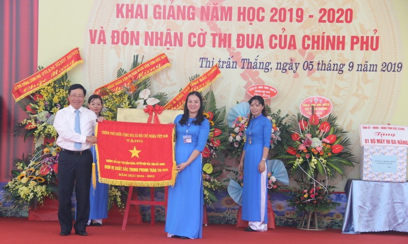 Phó Thủ tướng Chính phủ Phạm Bình Minh trao Cờ thi đua đơn vị xuất sắc năm học 2018-2019 của Thủ tướng Chính phủ cho Trường Tiểu học thị trấn Thắng. Phó Thủ tướng Chính phủ Phạm Bình Minh trao Cờ thi đua đơn vị xuất sắc năm học 2018-2019 của Thủ tướng Chính phủ cho Trường Tiểu học thị trấn Thắng.