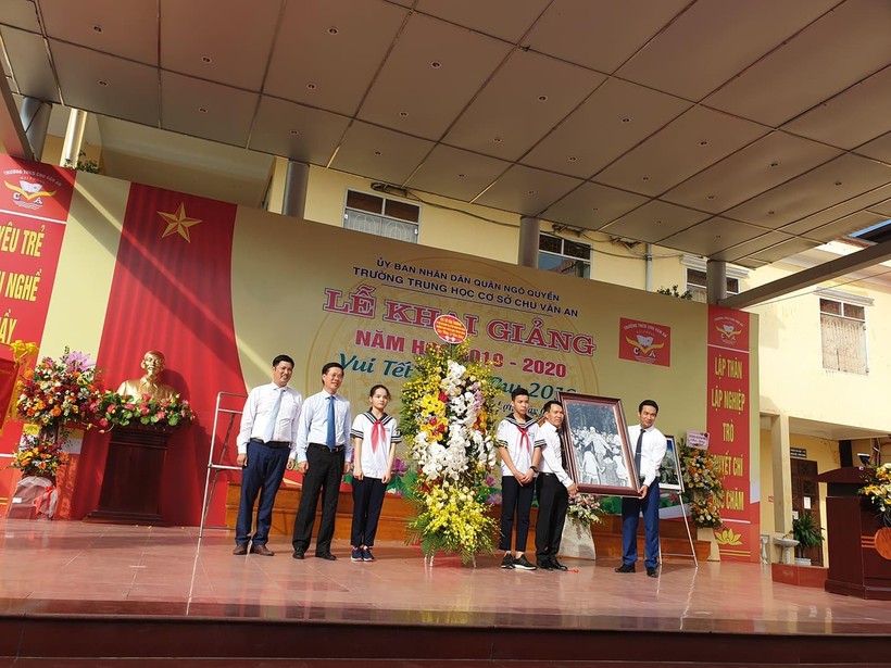 Ông Võ Văn Thưởng - Ủy viên Bộ Chính trị, Bí thư Trung ương Đảng, Trưởng Ban Tuyên giáo Trung ương đã về dự khai giảng năm học mới 2019-2020 tại Trường THCS Chu Văn An Ông Võ Văn Thưởng - Ủy viên Bộ Chính trị, Bí thư Trung ương Đảng, Trưởng Ban Tuyên giáo Trung ương đã về dự khai giảng năm học mới 2019-2020 tại Trường THCS Chu Văn An