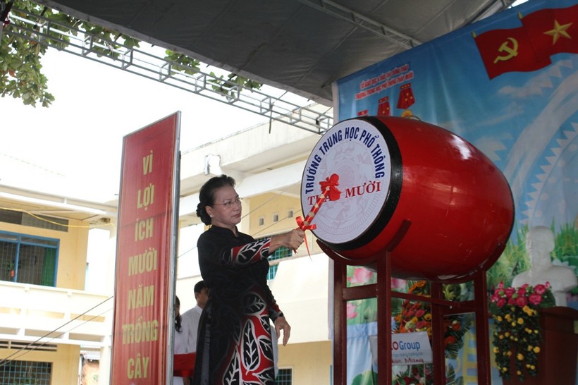 Chủ tịch Quốc Hội Nguyễn Thị Kim Ngân tại Trường THPT Tháp Mười Chủ tịch Quốc Hội Nguyễn Thị Kim Ngân tại Trường THPT Tháp Mười