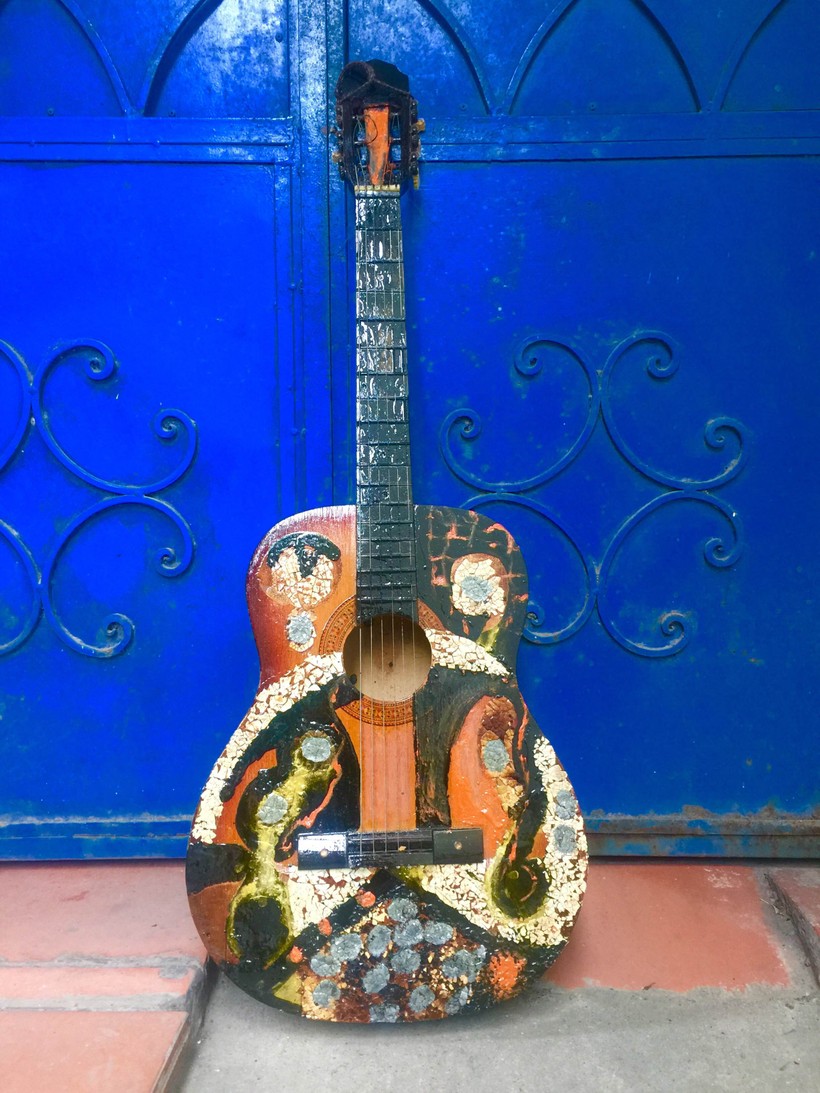 Đàn ghi ta sơn mài - Họa sĩ Nguyễn Hồng Phượng Đàn ghi ta sơn mài - Họa sĩ Nguyễn Hồng Phượng