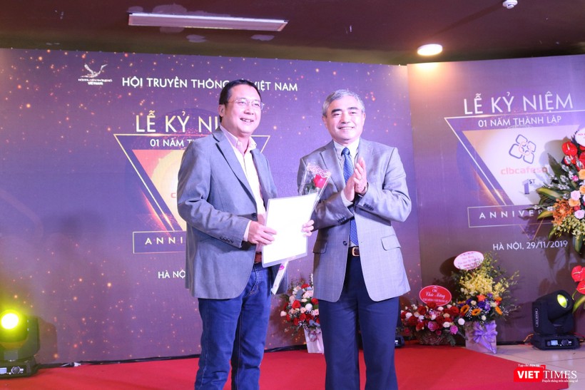 Chủ tịch Hội Truyền thông Số Việt Nam Nguyễn Minh Hồng trao quyết định bổ nhiệm Phó Chủ nhiệm CLB Cafe Số cho nhà báo Hoàng Tư Giang